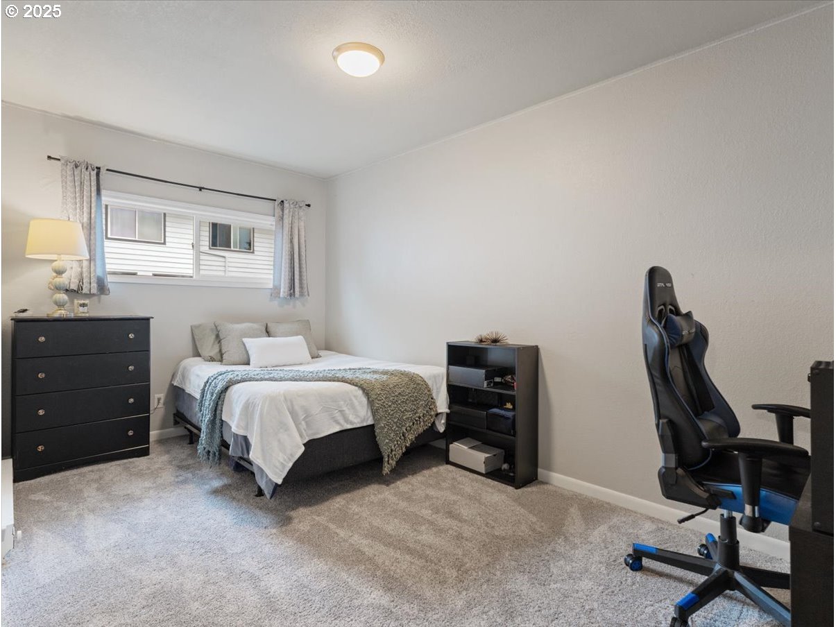 2102 Kelly Road, Unit 3 Vancouver, WA 98665 - Photo 12 of 20 a spacious bedroom with a bed and a desk