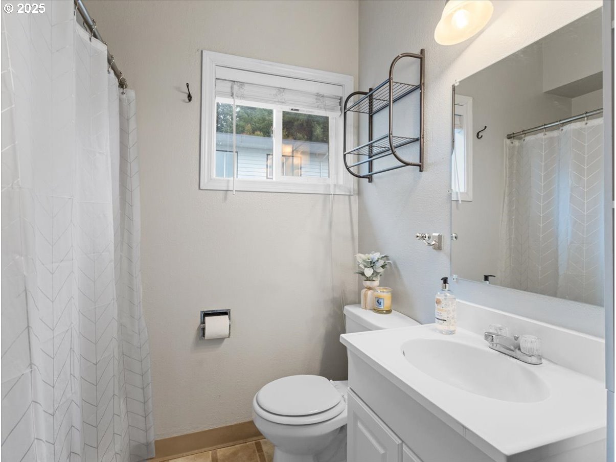 2102 Kelly Road, Unit 3 Vancouver, WA 98665 - Photo 16 of 20 a bathroom with a sink a toilet and shower