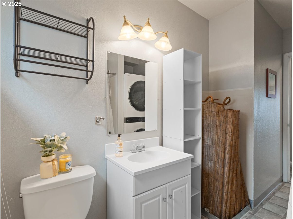 2102 Kelly Road, Unit 3 Vancouver, WA 98665 - Photo 17 of 20 a bathroom with a sink toilet and shower