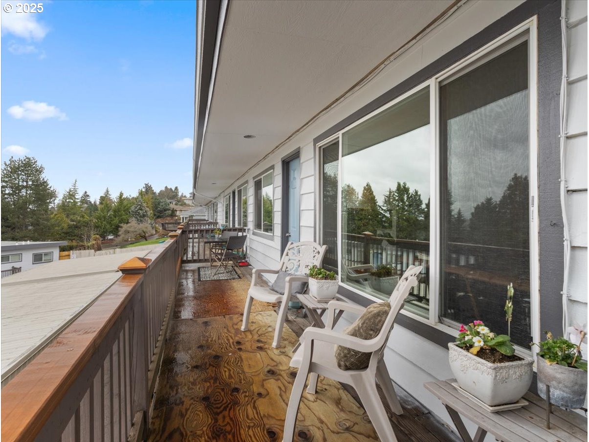 2102 Kelly Road, Unit 3 Vancouver, WA 98665 - Photo 19 of 20 a view of balcony with furniture