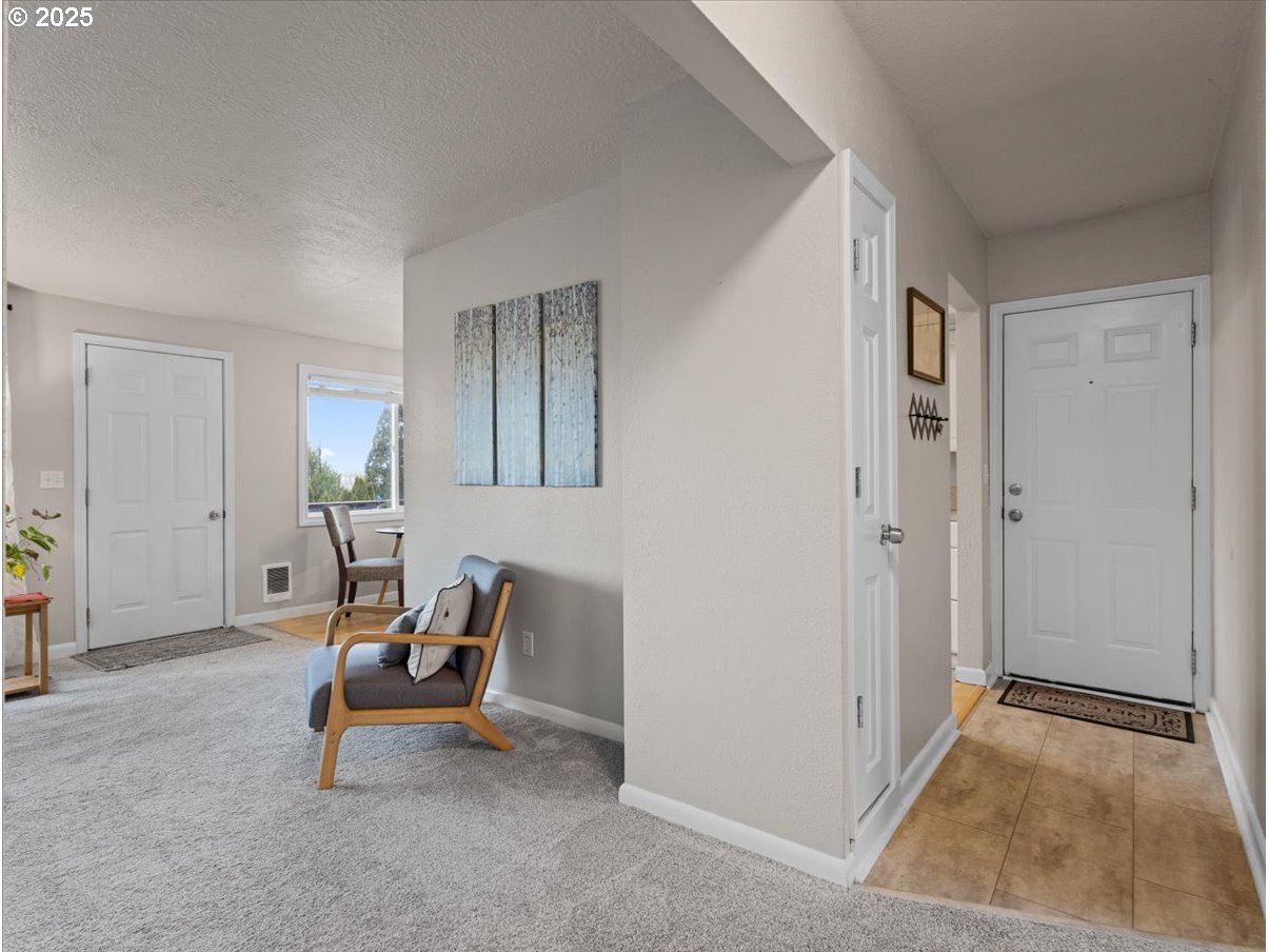 2102 Kelly Road, Unit 3 Vancouver, WA 98665 - Photo 2 of 20 a view of a livingroom with furniture and a bathroom