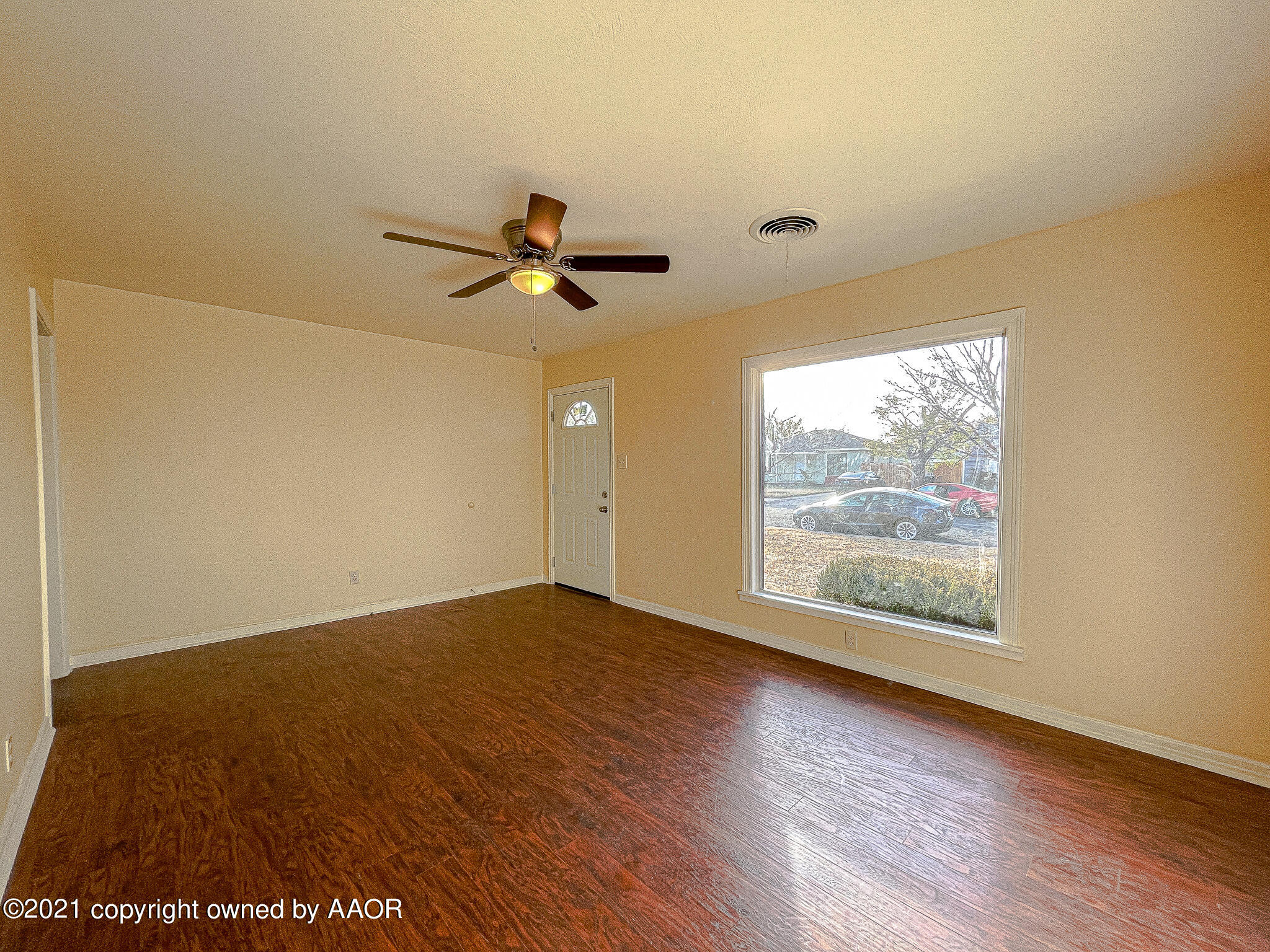 4309 South Van Buren Street Amarillo, TX 79110 - Photo 4 of 9 Living Room