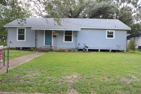 $214,900 | 807 Depot Street, El Campo, TX 77437