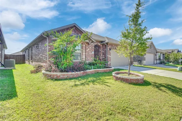 a view of a house with a yard and a fountain