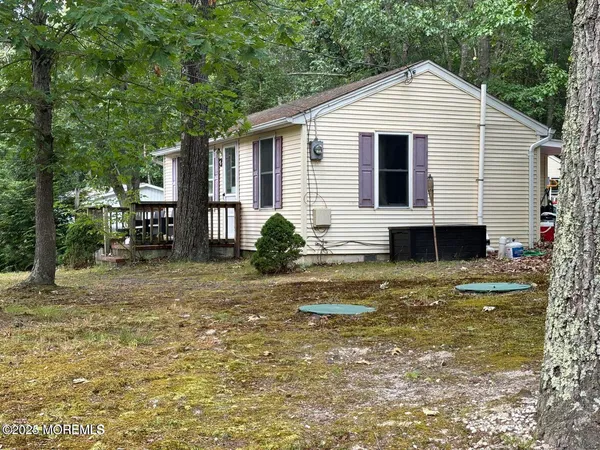 a view of a house with backyard