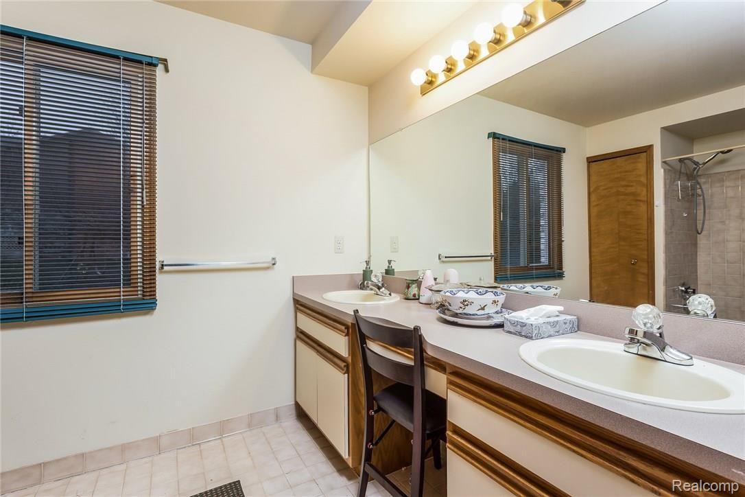 175 Bellshire Lane Rochester, MI 48307 - Photo 27 of 38 023-Bathroom-3646766-medium.jpg