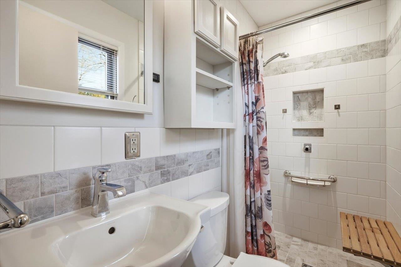 1133 Club Road Waynesboro, VA 22980 - Photo 33 of 58 a bathroom with a bathtub and shower