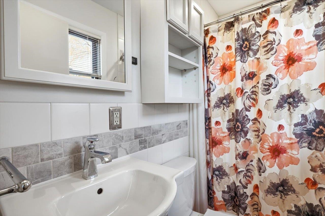 1133 Club Road Waynesboro, VA 22980 - Photo 34 of 58 a bathroom with a sink and a bathtub
