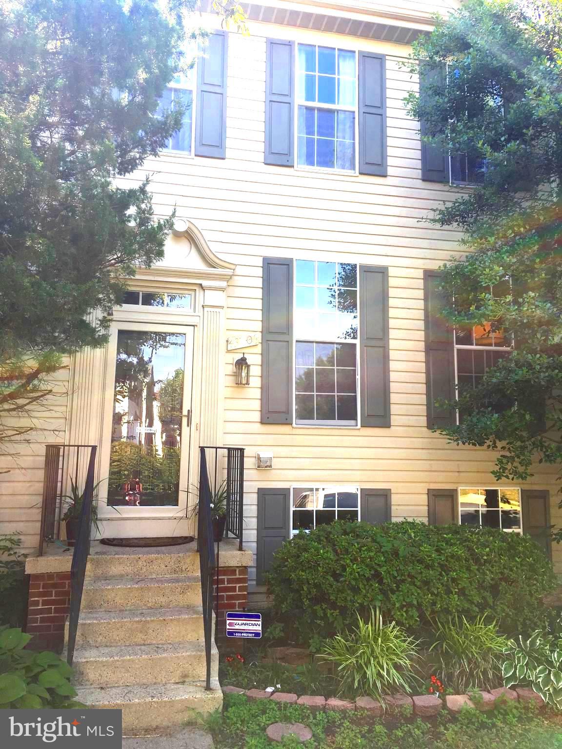 Lovely tri level townhome in Ashburn Farm