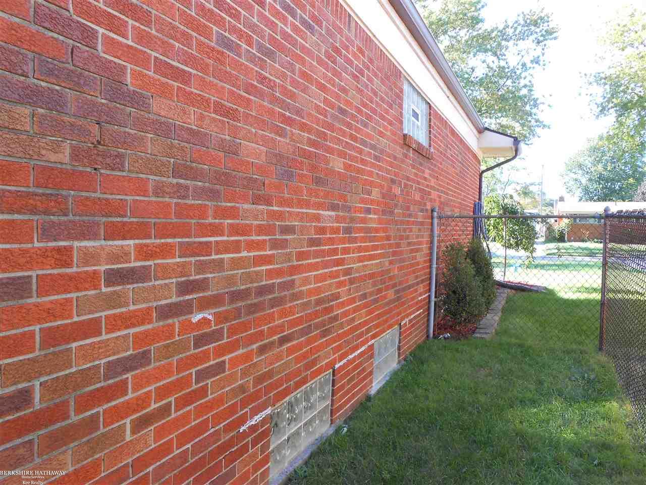 11372 Erdmann Road Sterling Heights, MI 48314 - Photo 5 of 35 Fenced yard!