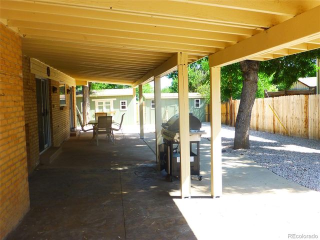 a view of a outdoor space with a house