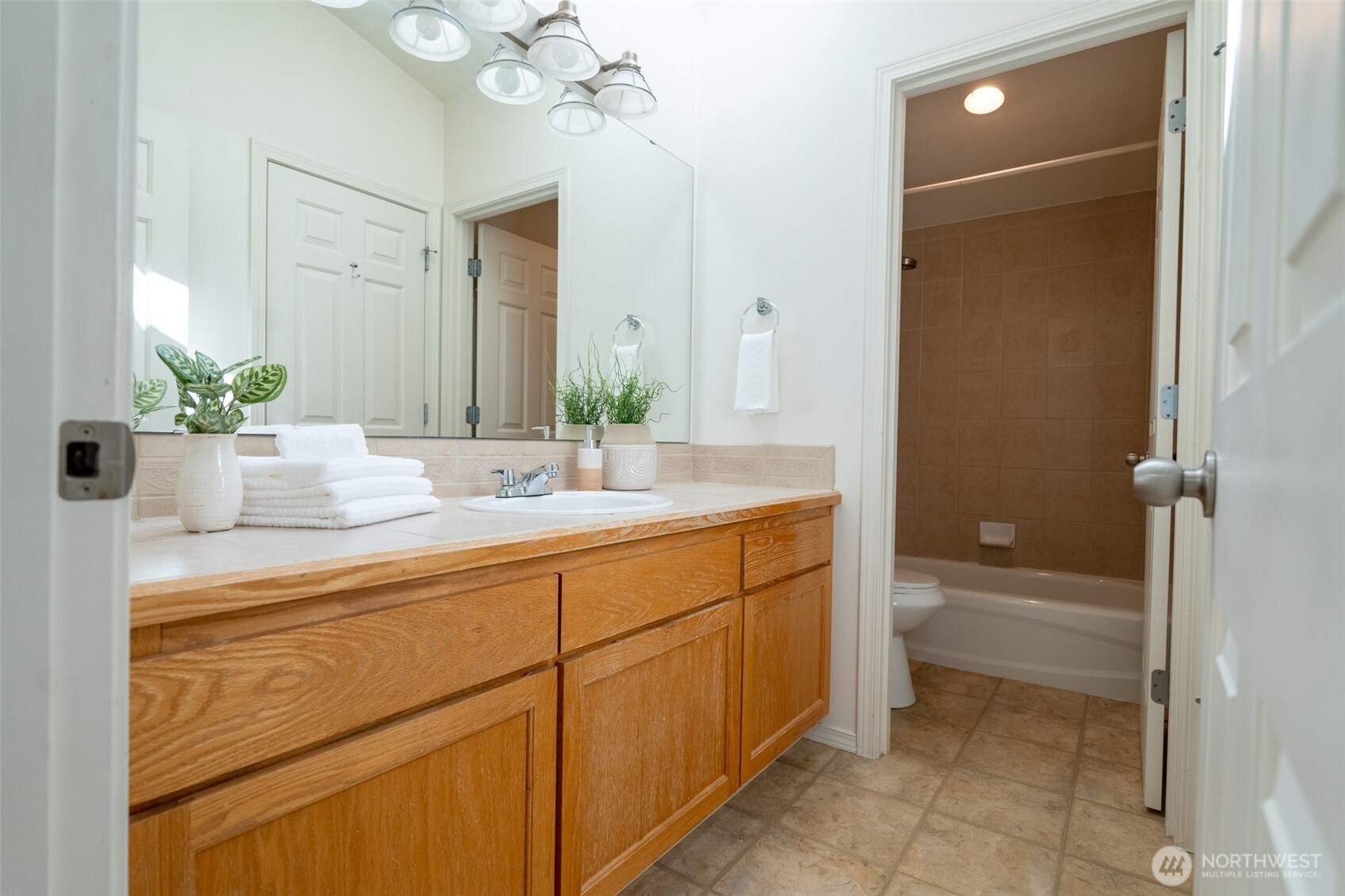 8520 Midvale Avenue North, Unit A Seattle, WA 98103 - Photo 14 of 32