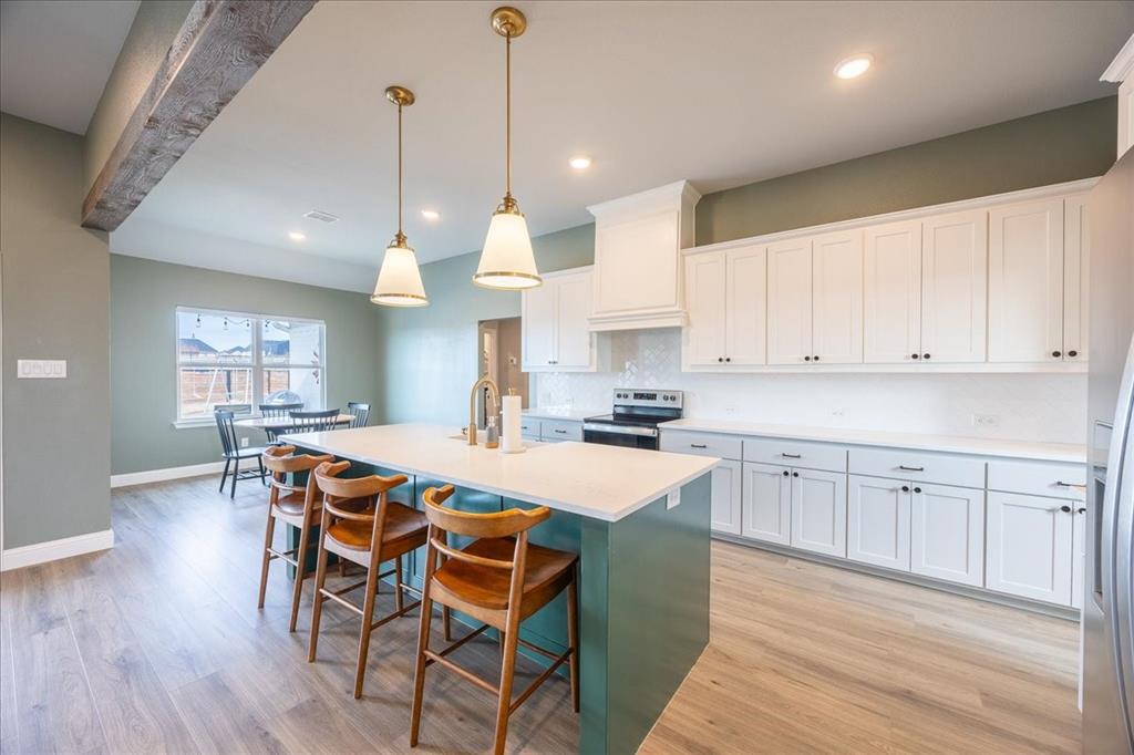 10251 Finch Road Sanger, TX 76266 - Photo 6 of 38 Eating bar and island with large kitchen