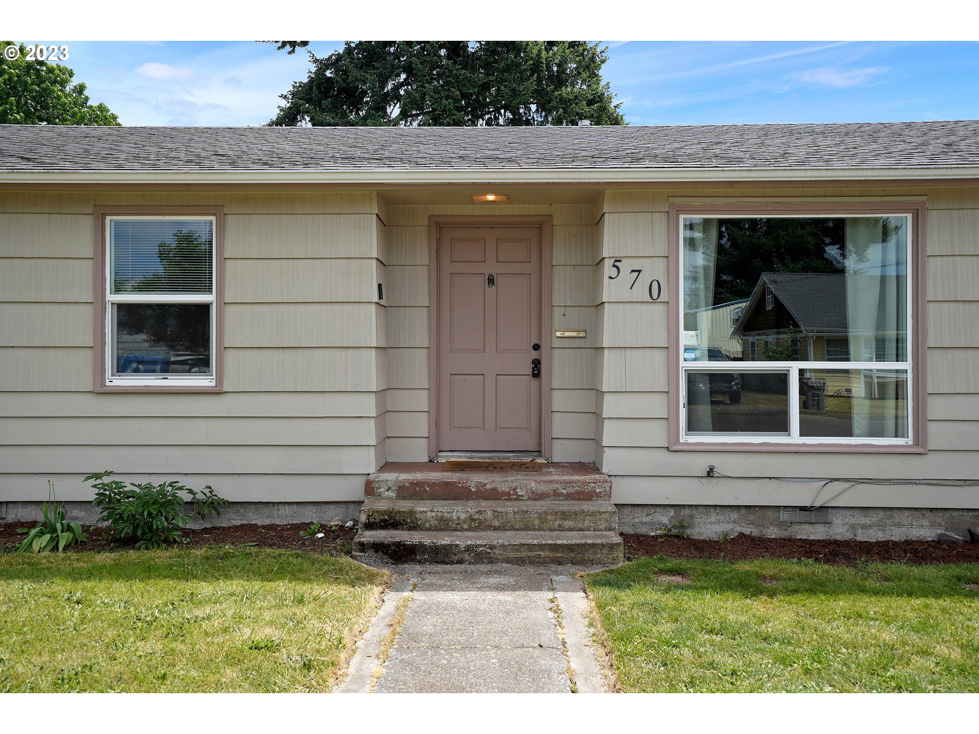 570 E Street Lebanon, OR 97355 - Photo 3 of 33