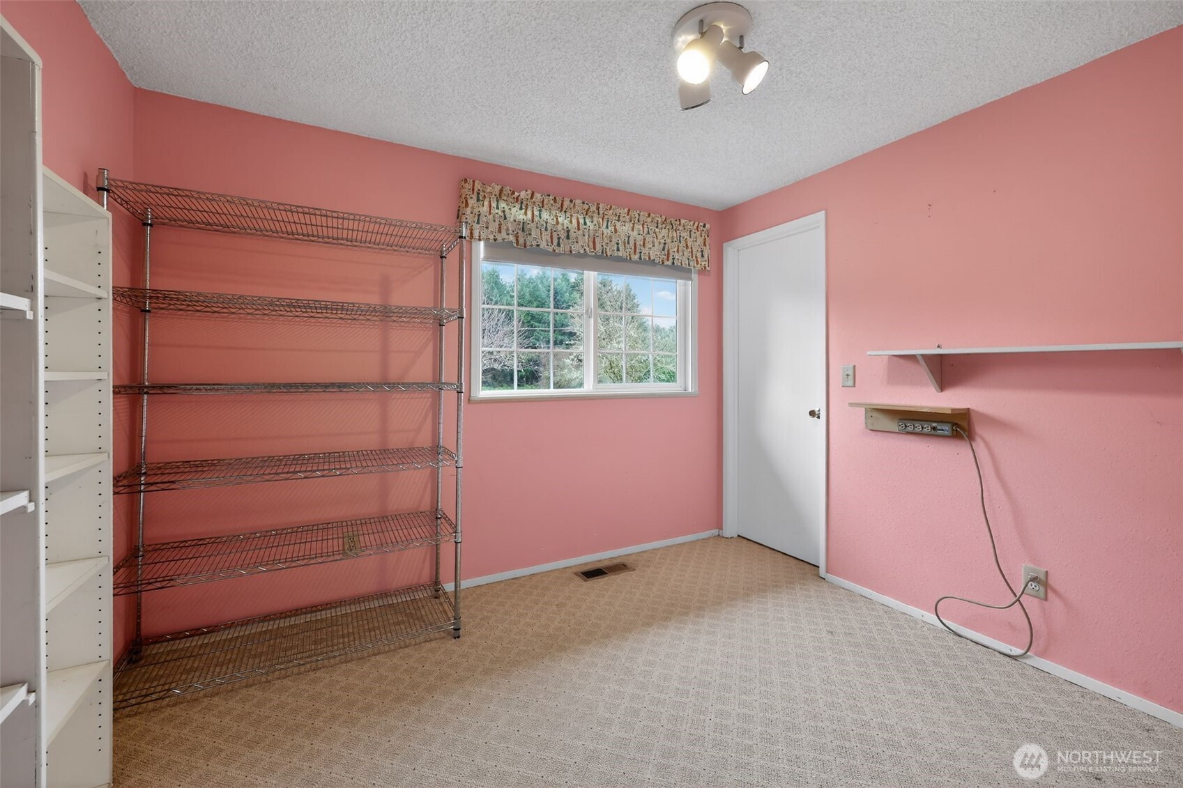 271 Hawkins Road Winlock, WA 98596 - Photo 17 of 26 a view of room with a ceiling fan