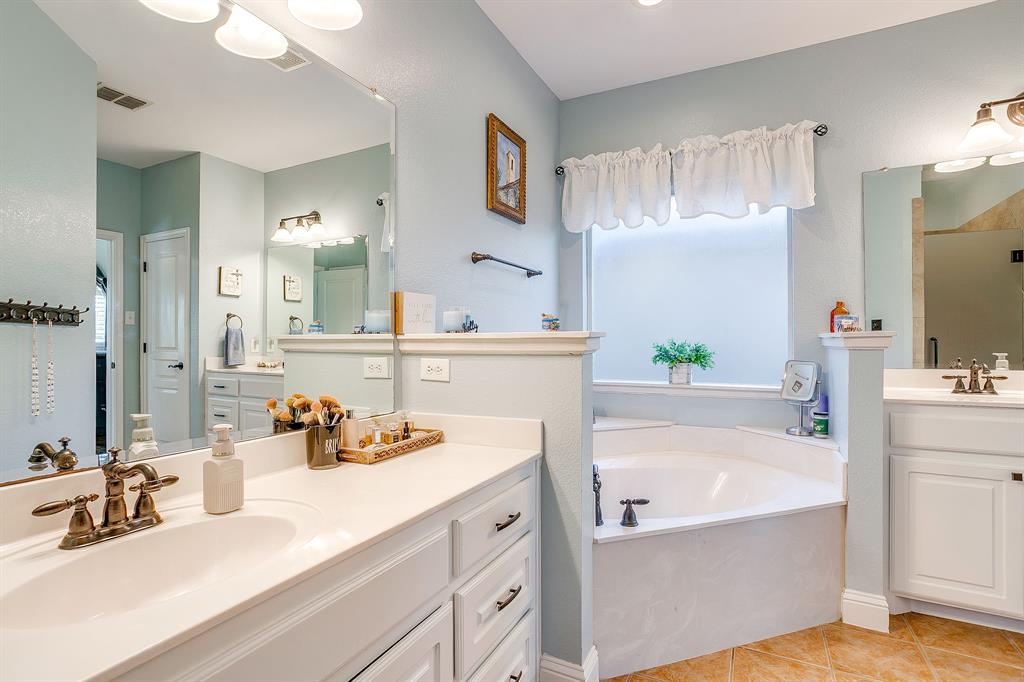 1249 Handkerchief Way Fort Worth, TX 76052 - Photo 19 of 40 a bathroom with a tub sink and mirror