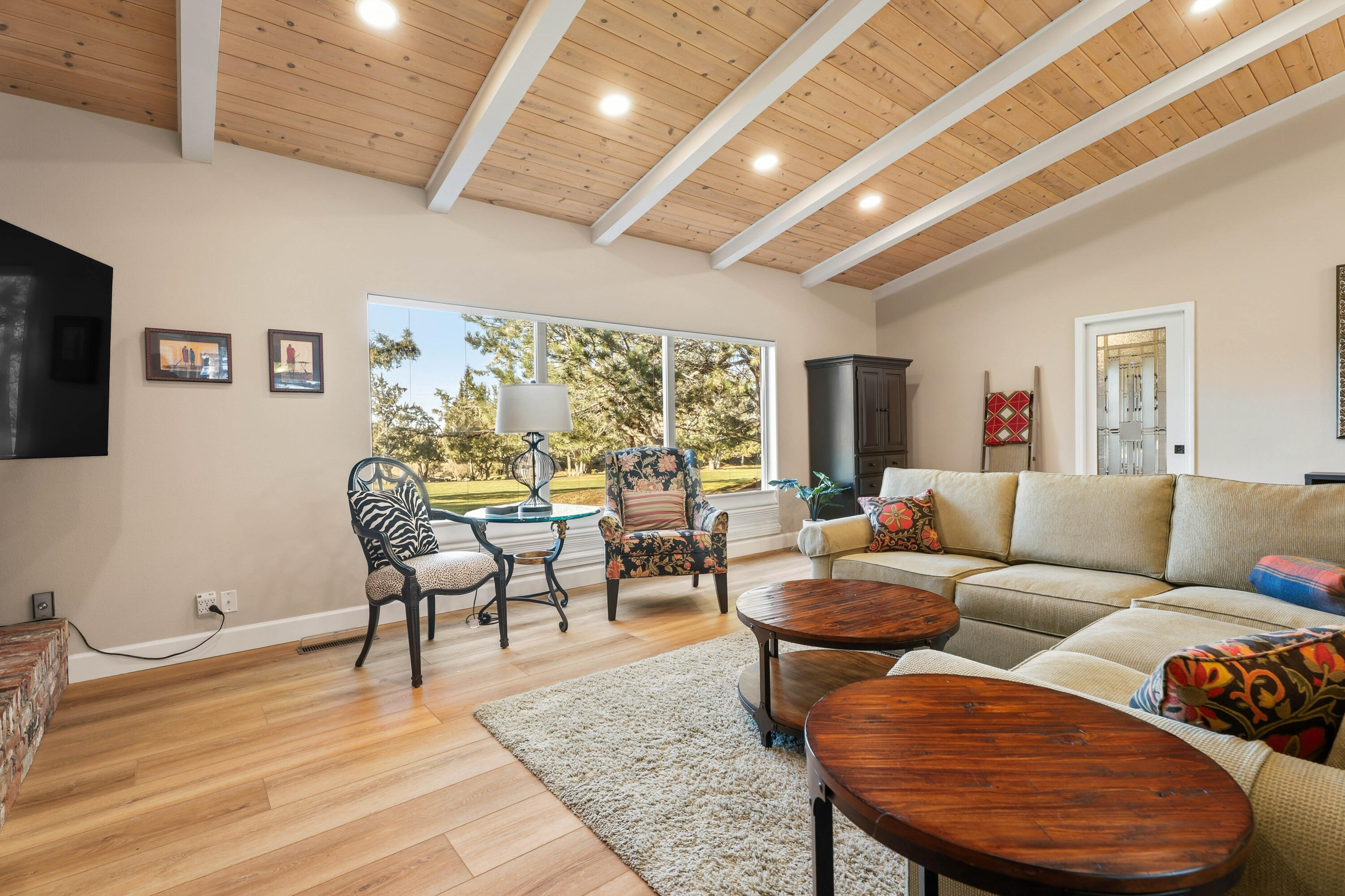 2001 Condor Court Redmond, OR 97756 - Photo 6 of 39 Living Room