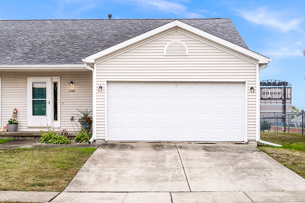 a view of a house with backyard