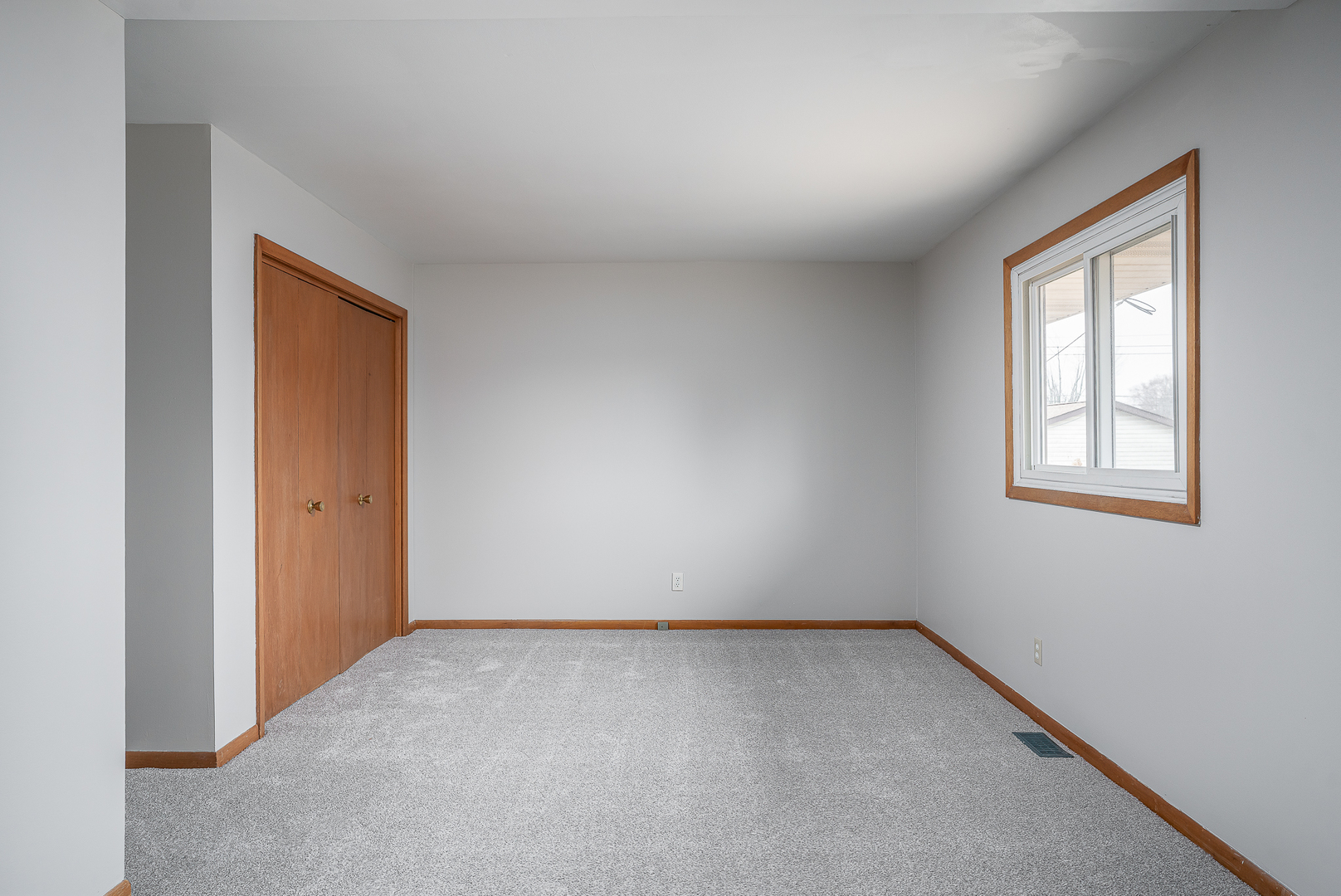 4905 50th Street Moline, IL 61265 - Photo 12 of 25 an empty room with windows