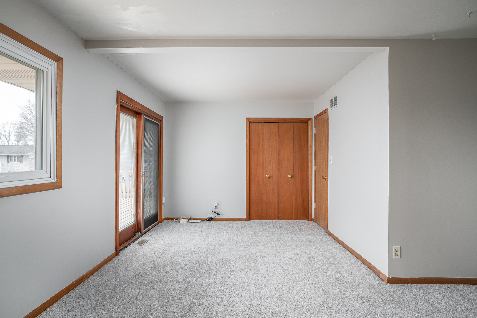 4905 50th Street Moline, IL 61265 - Photo 13 of 25 an empty room with windows