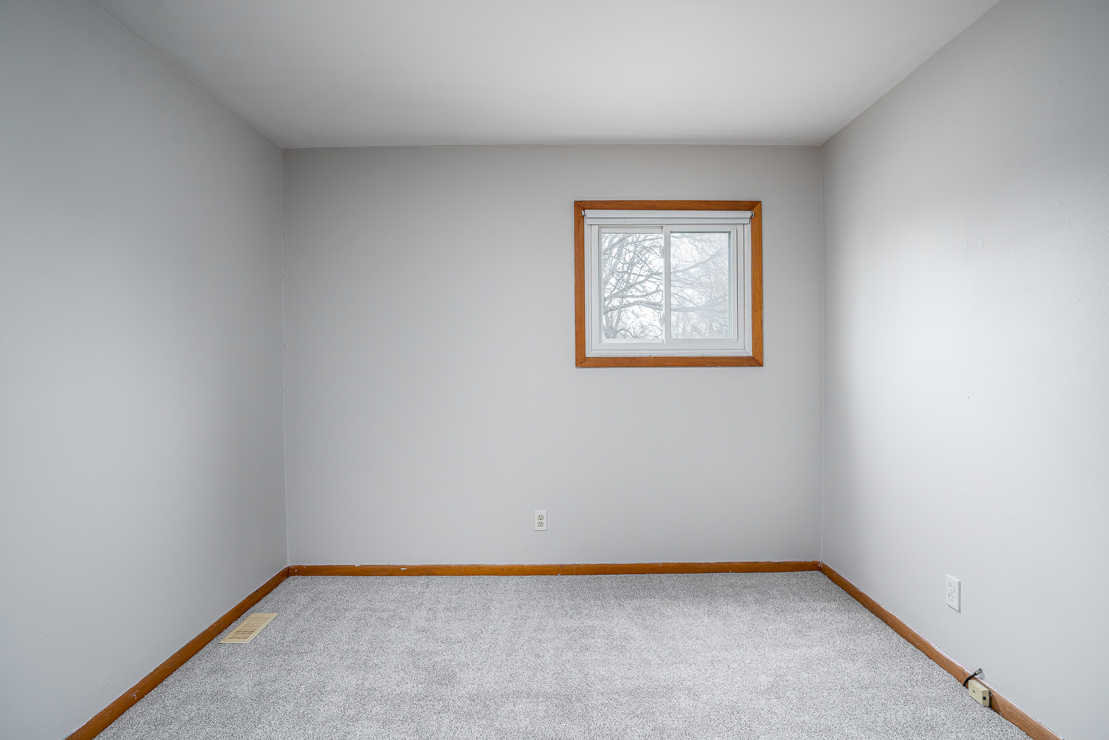 4905 50th Street Moline, IL 61265 - Photo 15 of 25 an empty room with a window