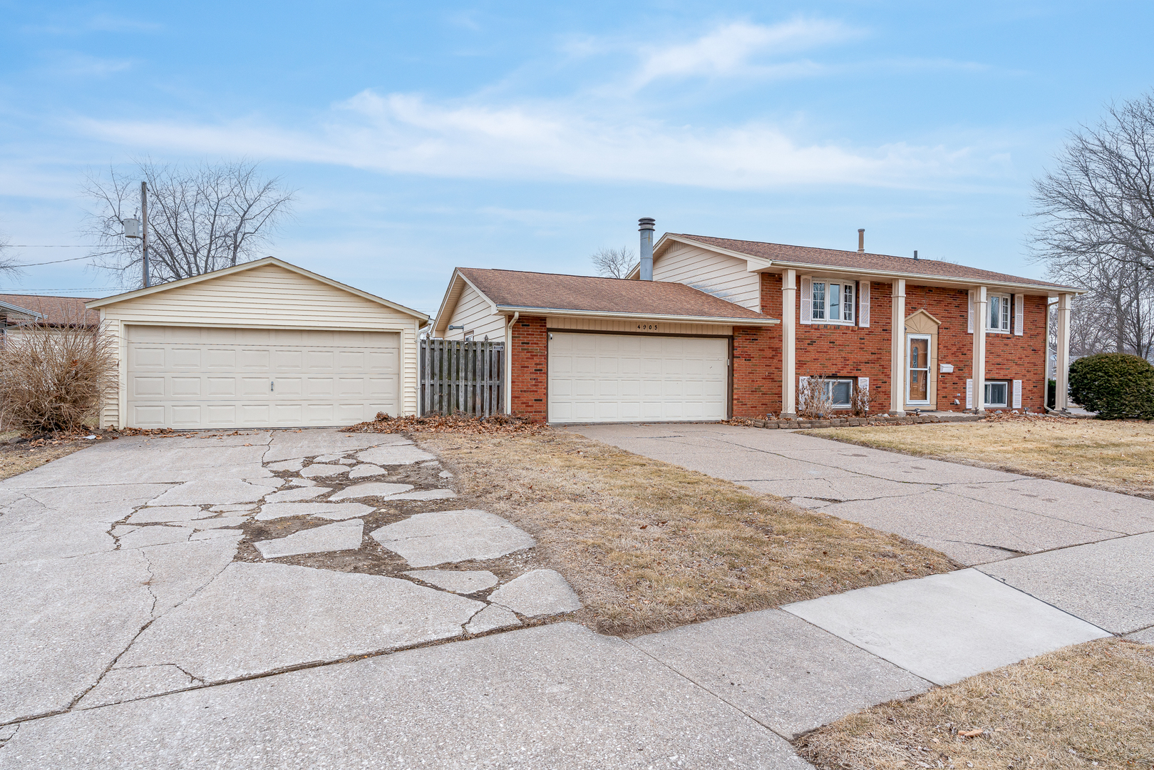 4905 50th Street Moline, IL 61265 - Photo 3 of 25 front view of a house with a yard
