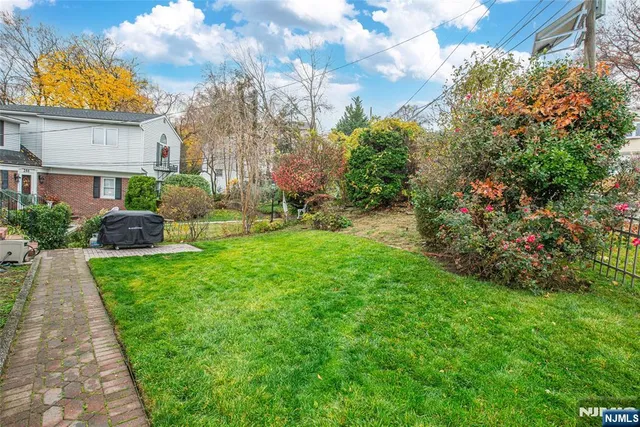 a view of a yard in front of house
