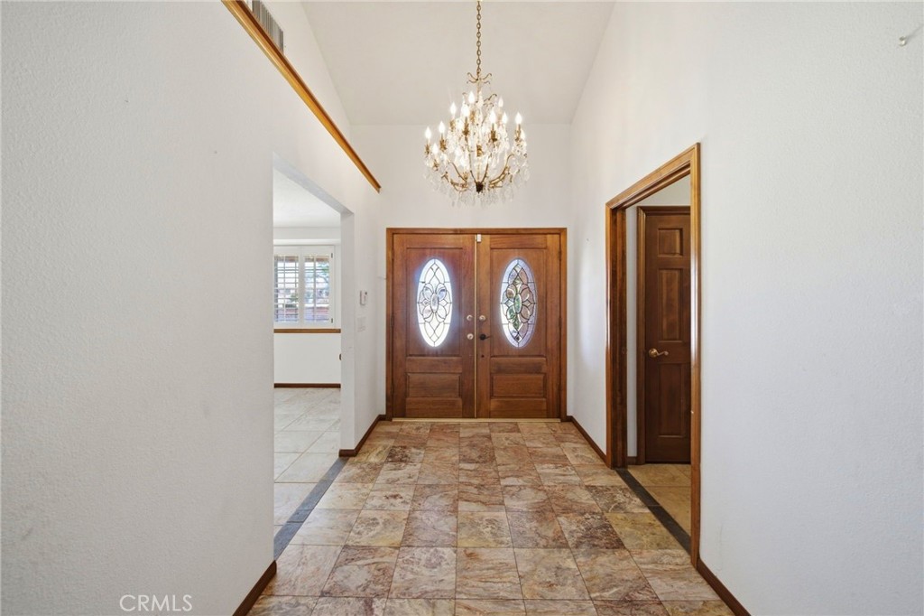 19670 Tonkawan Road Apple Valley, CA 92307 - Photo 8 of 70 Foyer