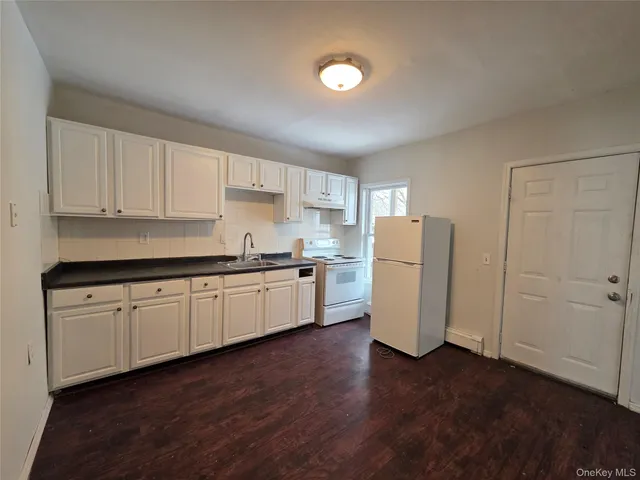 $1,995 | 190 Winnikee Avenue, Poughkeepsie, NY 12601