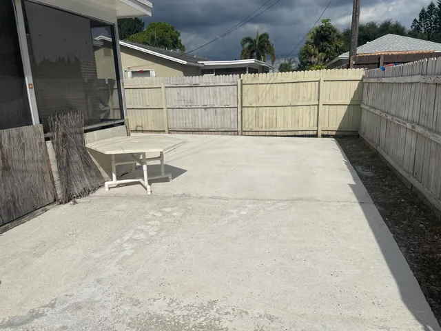 a view of a backyard