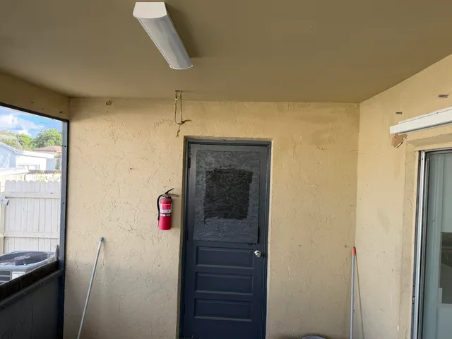 a view of a back yard