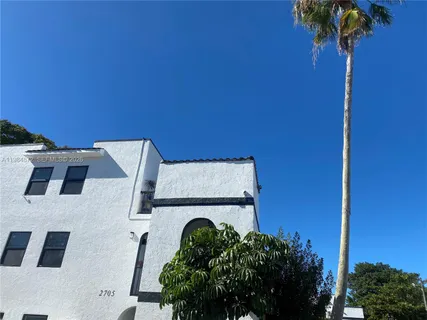 a view of a back yard