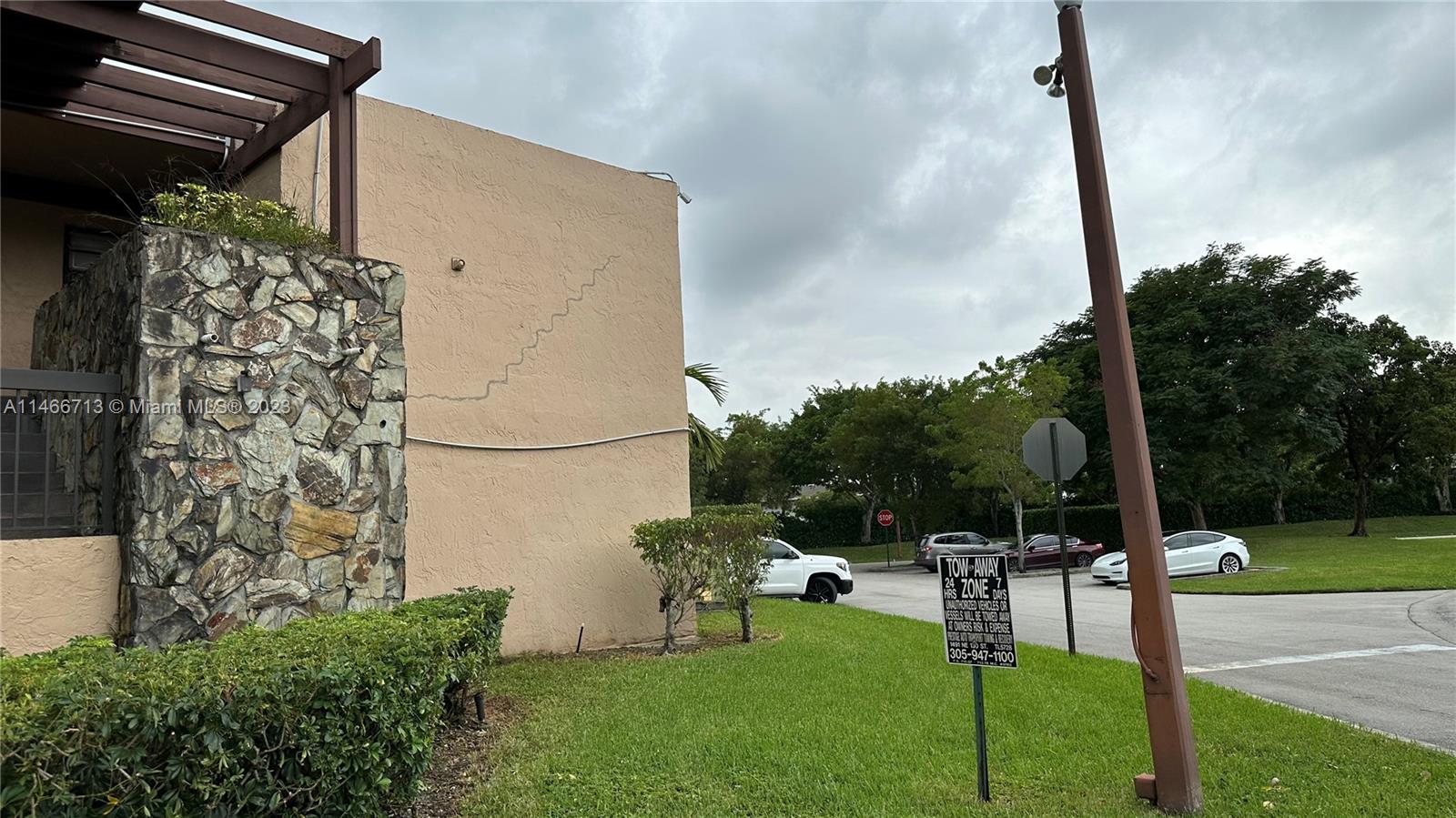California Club Miami, FL 33179 - Photo 4 of 40 a backyard of a house with table and chairs