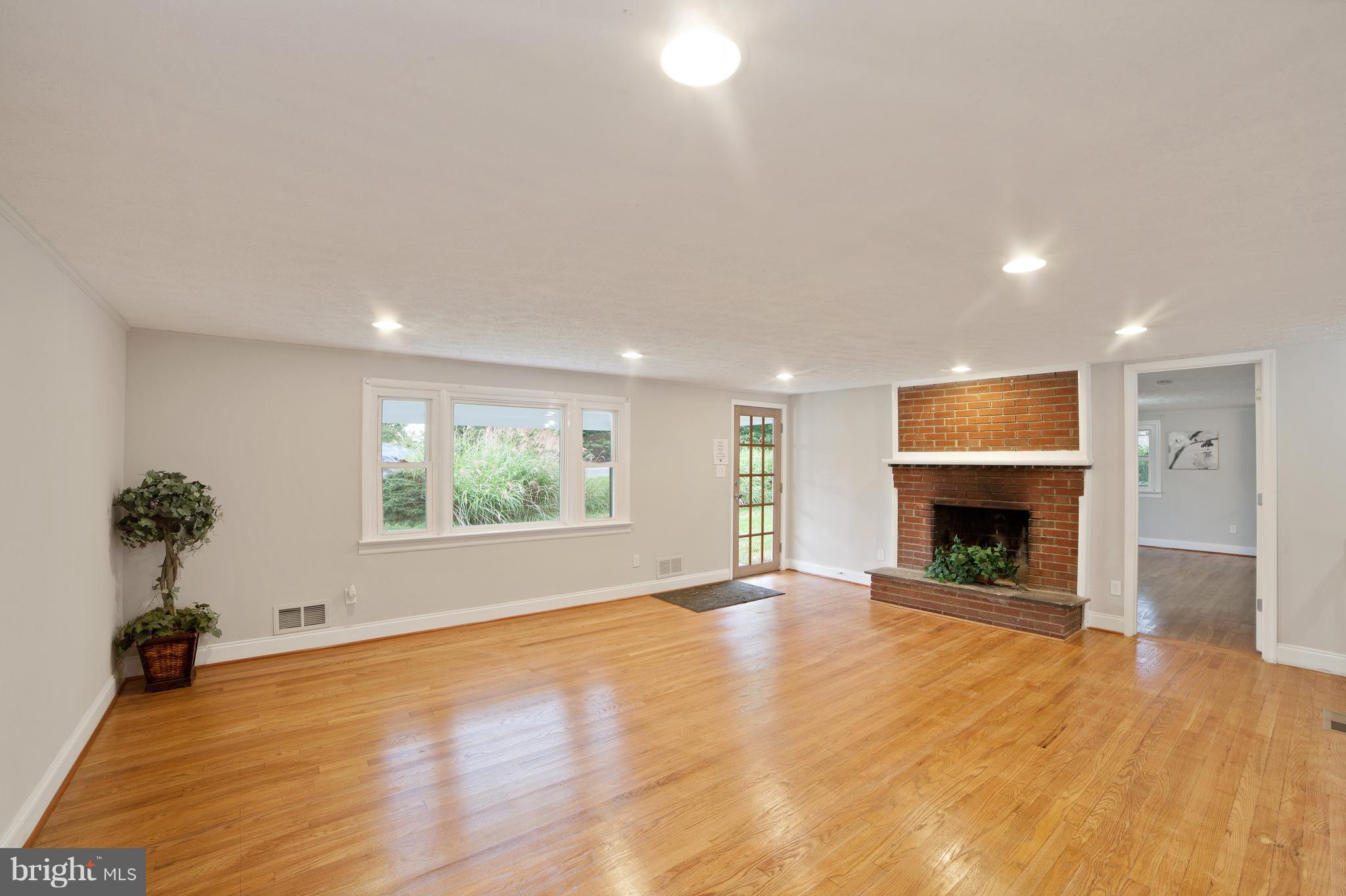 24524 Ridge Road Damascus, MD 20872 - Photo 3 of 30 Living Room