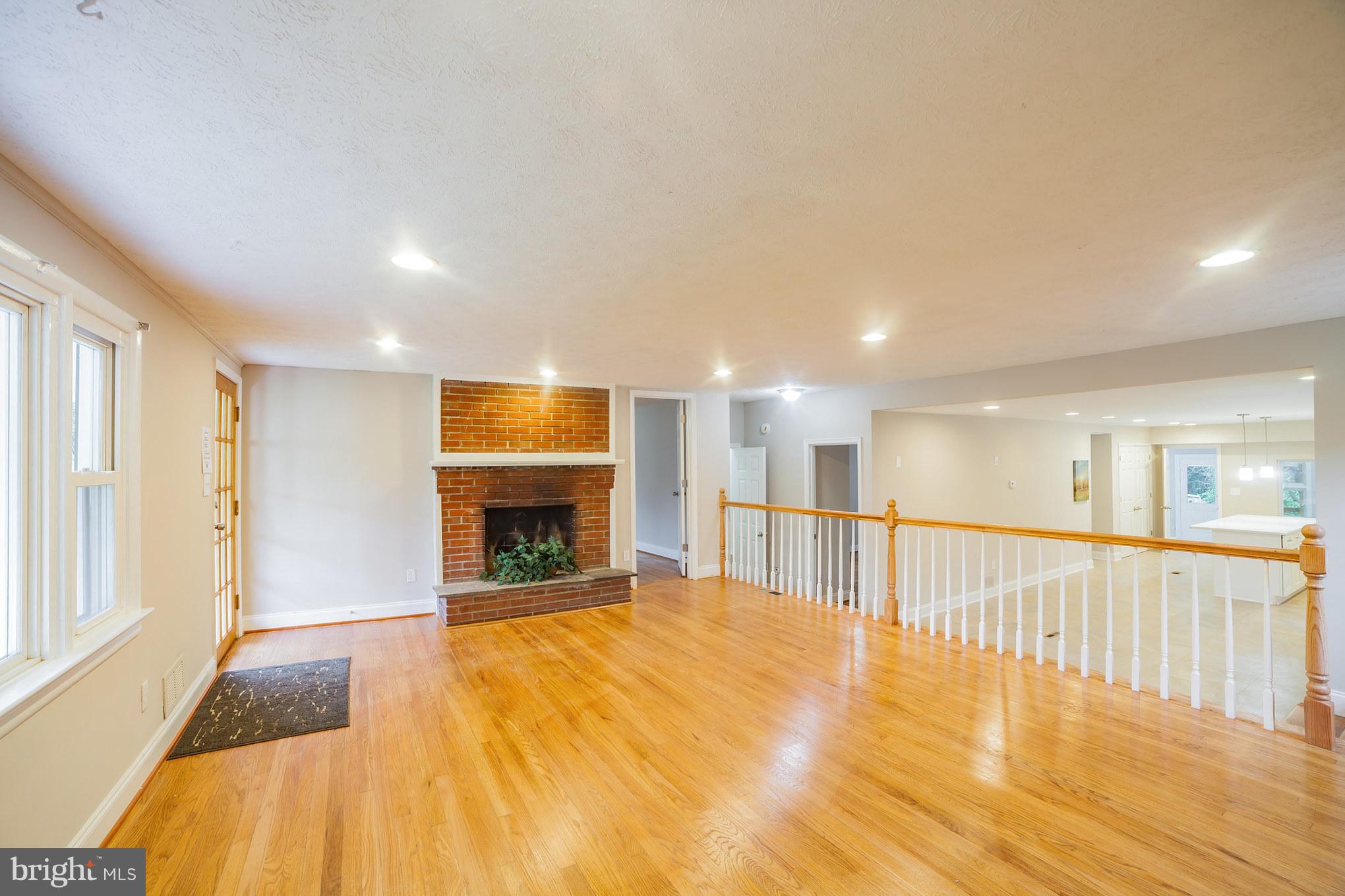24524 Ridge Road Damascus, MD 20872 - Photo 4 of 30 Living Room