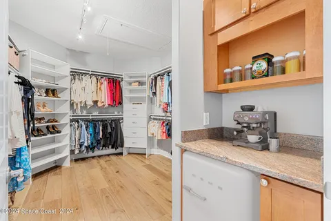 a picture of wall with a white wall