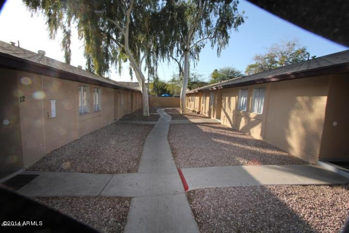 936 West Mountain View Road, Unit 14 Phoenix, AZ 85021 - Photo 3 of 10 a view of a back yard of the house