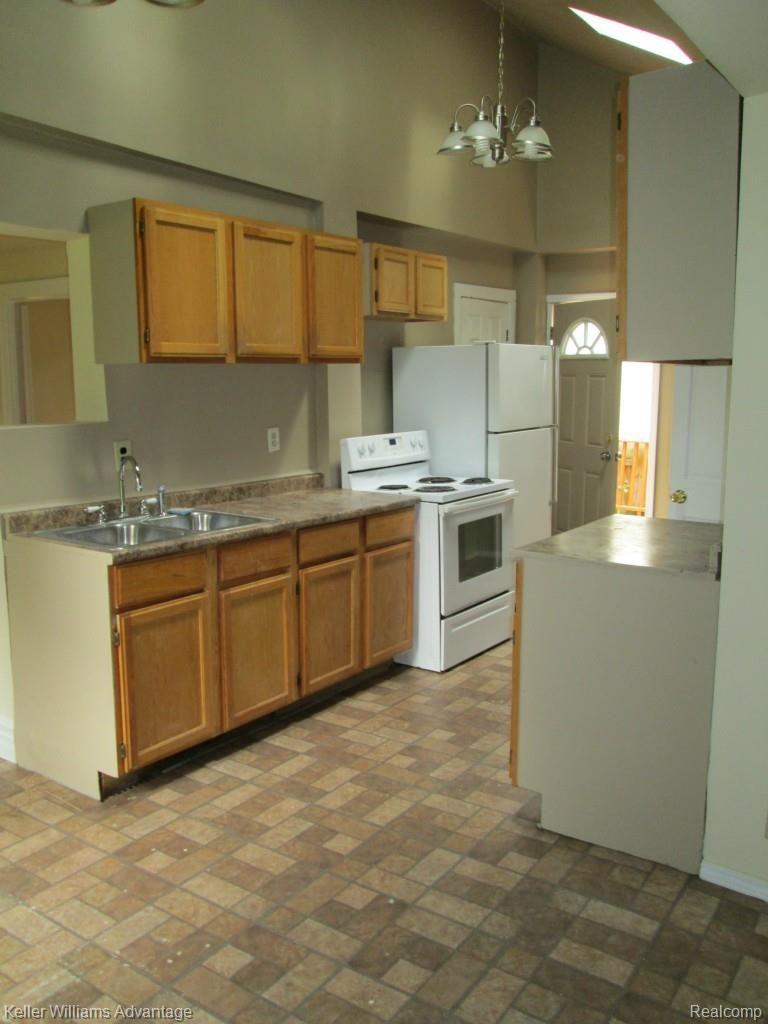 33719 West 9 Mile Road Farmington, MI 48335 - Photo 12 of 20 IMG_0540.jpg