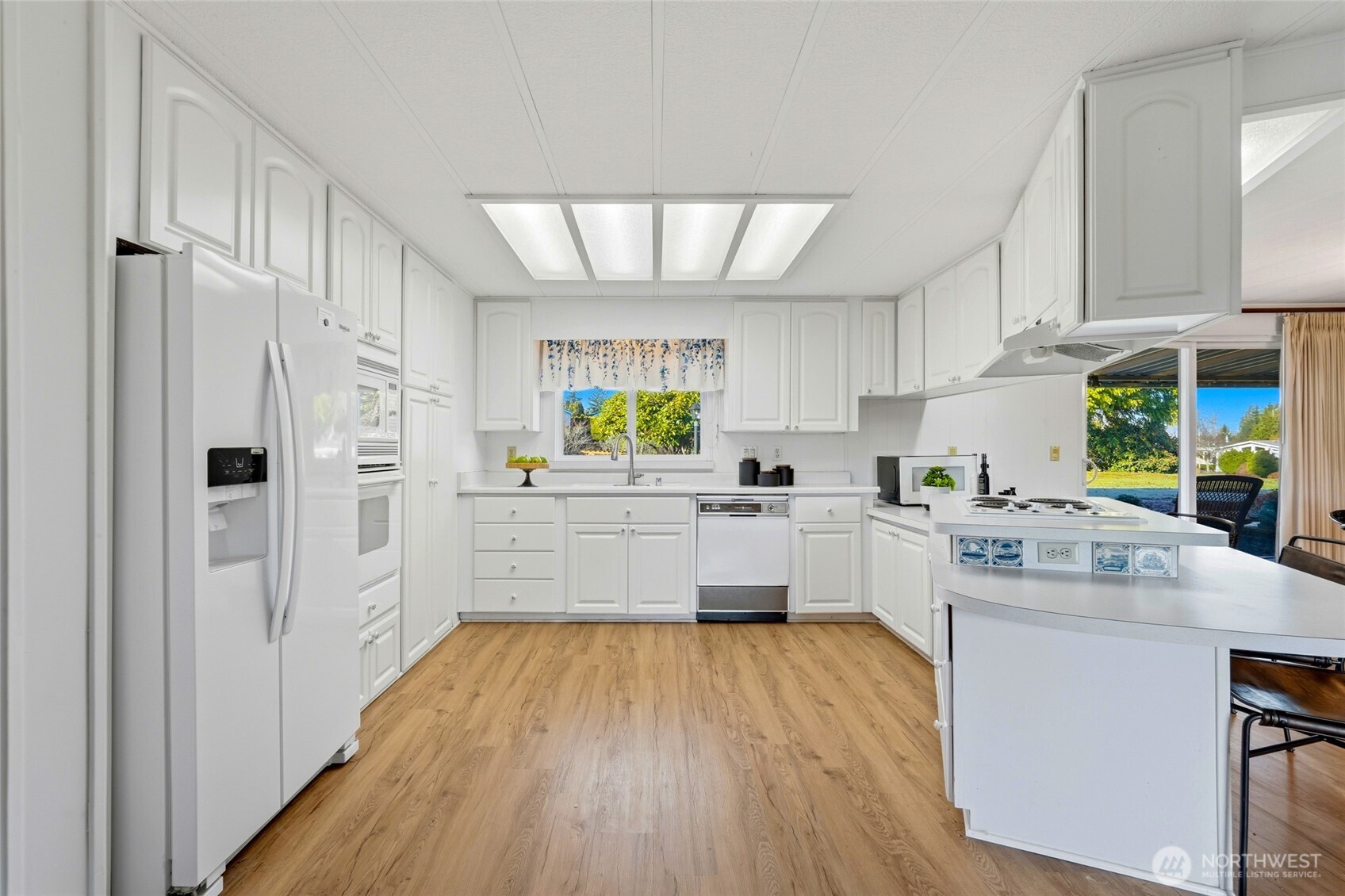 11813 Northeast 172nd Street Bothell, WA 98011 - Photo 8 of 29