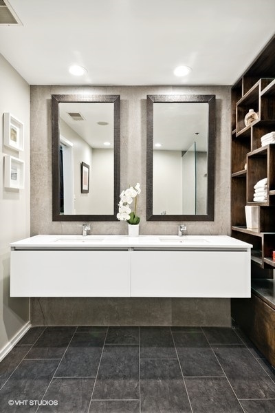 850 West Adams Street, Unit 2C Chicago, IL 60607 - Photo 37 of 55 a bathroom with a bathtub and a mirror