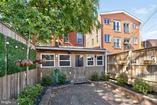 a view of a house with backyard and garden