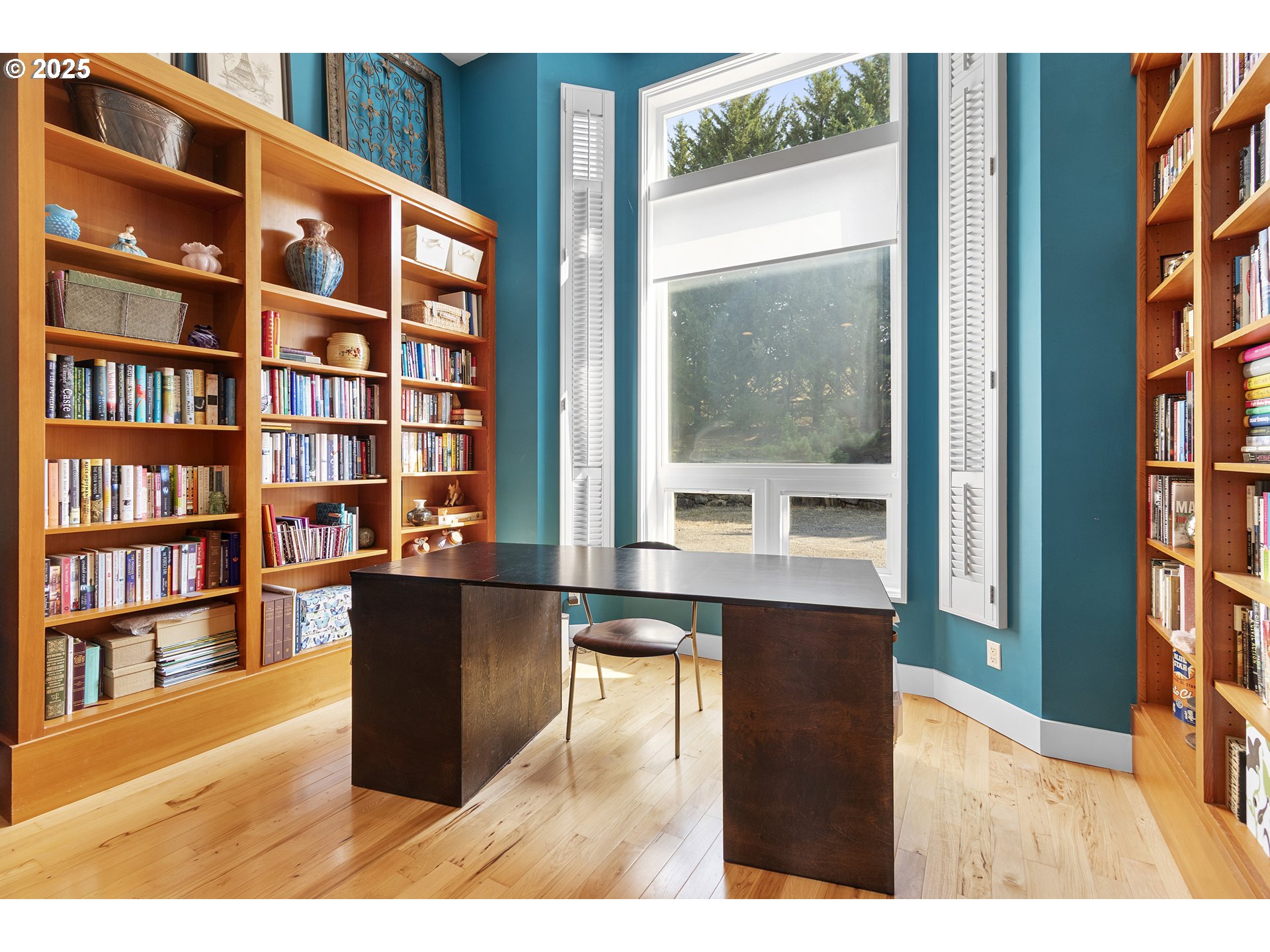 13631 Northeast Kinney Road Newberg, OR 97132 - Photo 15 of 48 a living room with furniture and a book shelf