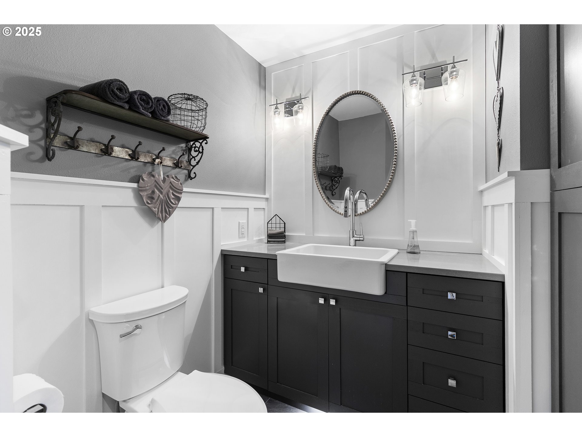 13631 Northeast Kinney Road Newberg, OR 97132 - Photo 22 of 48 a bathroom with a toilet sink and mirror