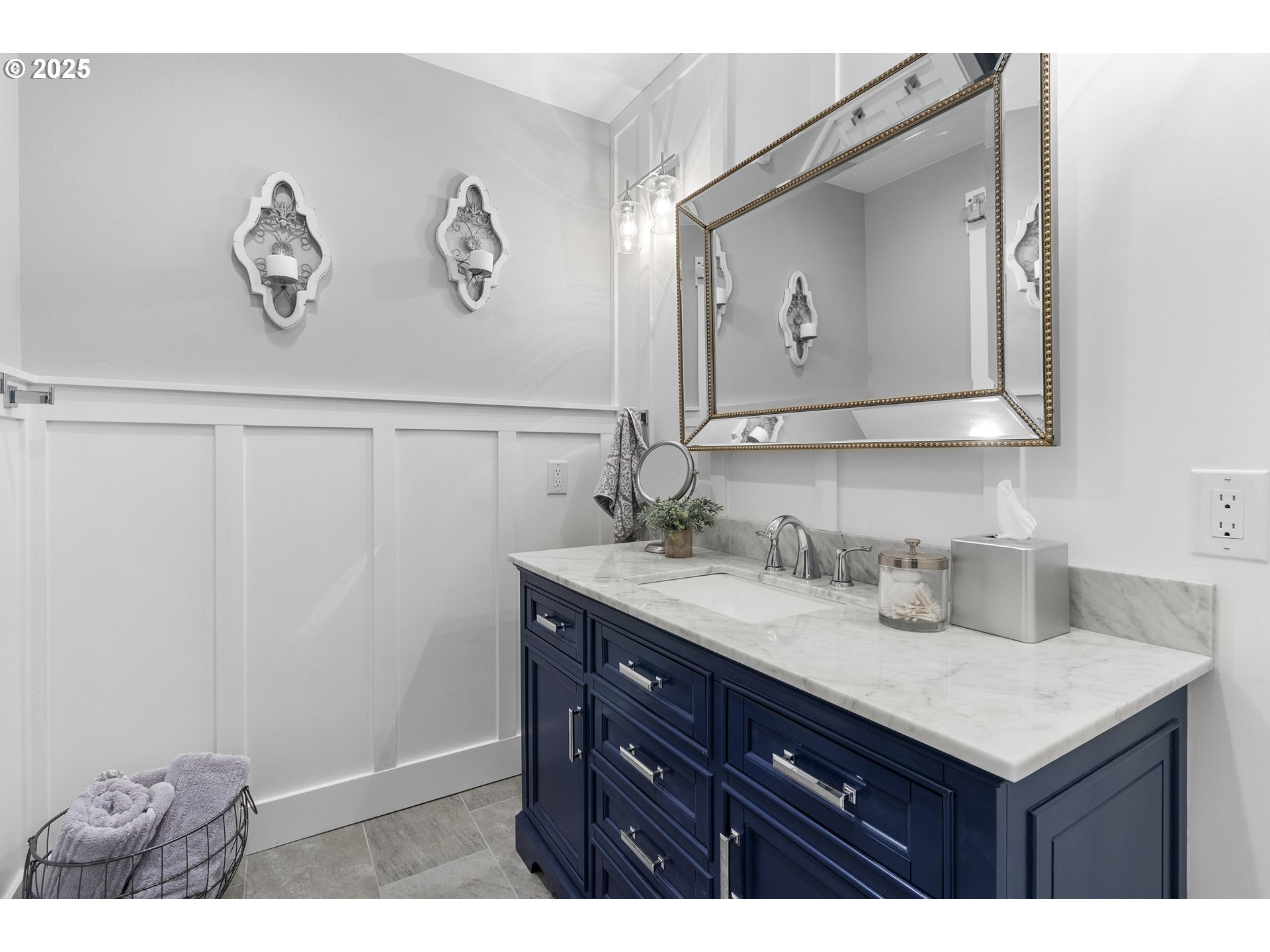 13631 Northeast Kinney Road Newberg, OR 97132 - Photo 27 of 48 a bathroom with a sink vanity and mirror