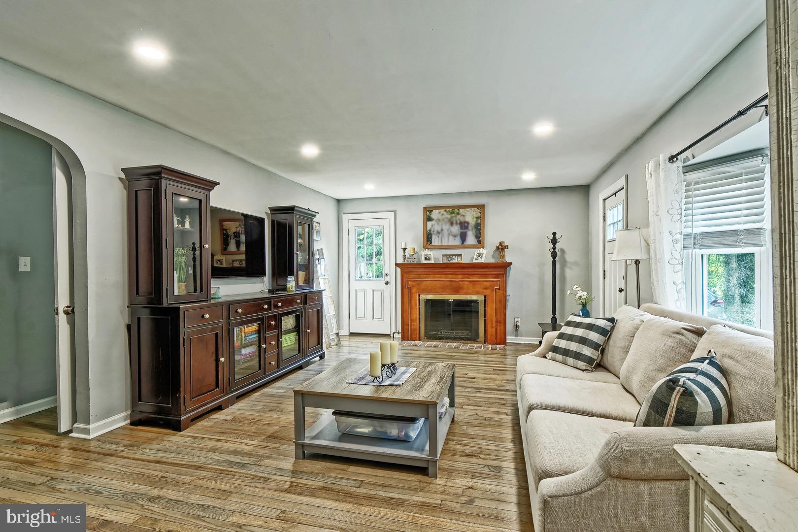 415 Lake Avenue Pitman, NJ 08071 - Photo 7 of 26 Living room