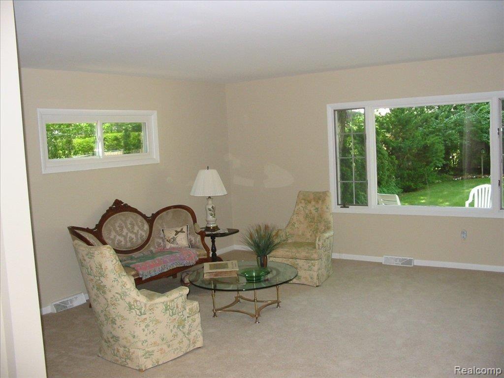 313 Linwood Avenue Rochester, MI 48307 - Photo 10 of 12 Living room