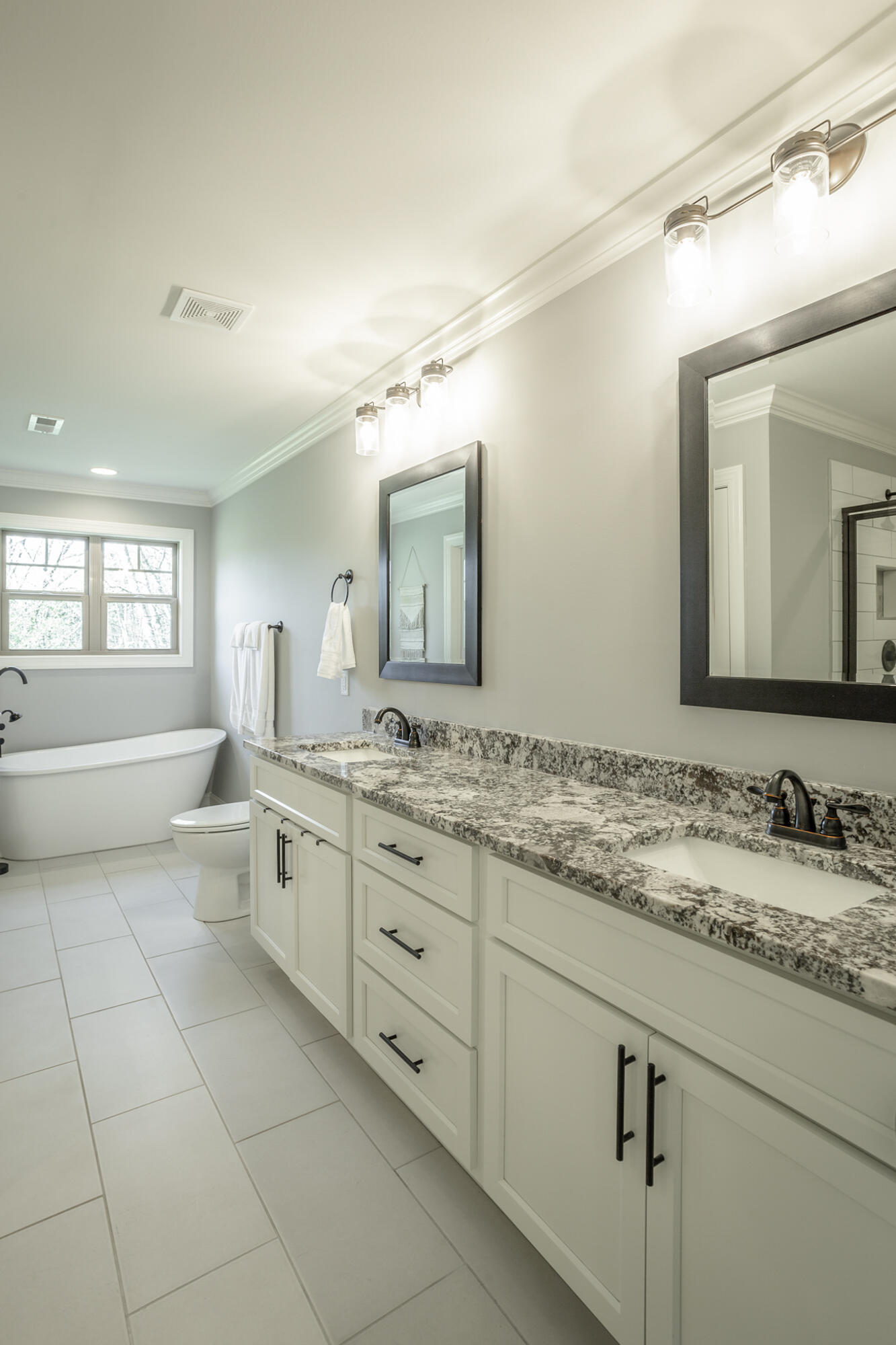 621 Lullwater Road Chattanooga, TN 37405 - Photo 22 of 44 En suite bath