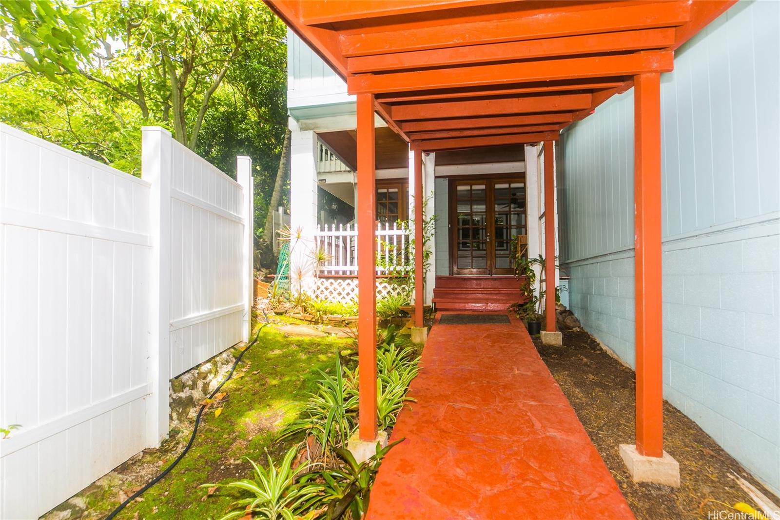 953 Ailuna Street Honolulu, HI 96821 - Photo 10 of 25 a view of a pathway of a house