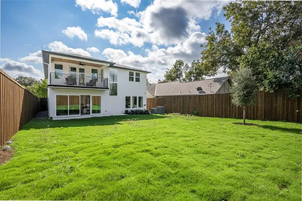 a view of a house with backyard and garden