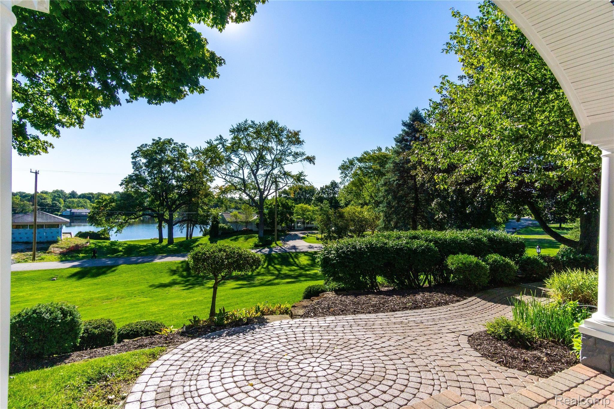 6796 Meadowlake Road Bloomfield Hills, MI 48301 - Photo 3 of 53 Mead - walkway.jpeg